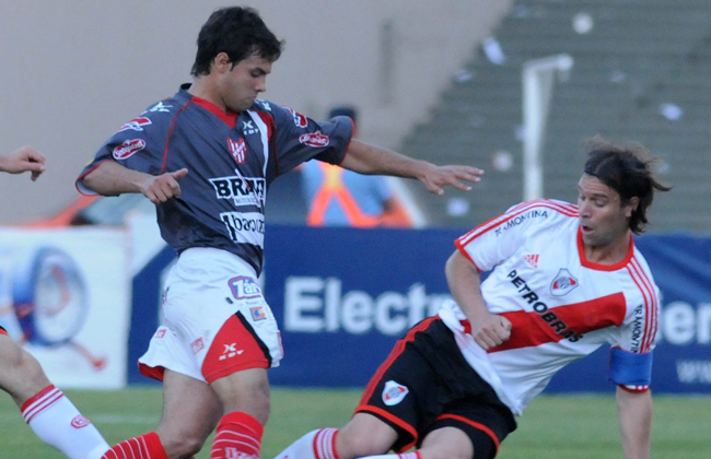 A Cavenaghi se le negó el gol en la tarde noche de Córdoba