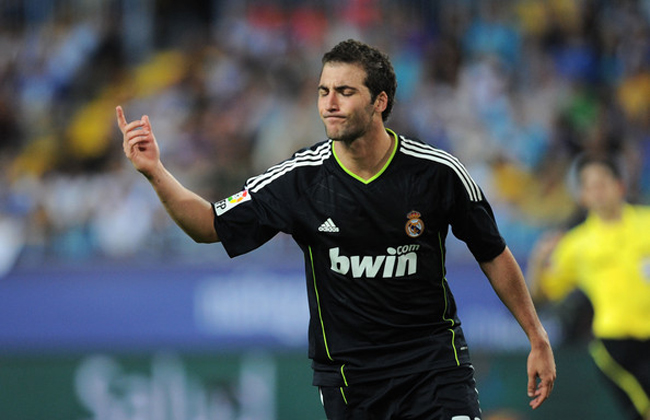 Con un gol de Higuaín, Real Madrid llegó a la punta