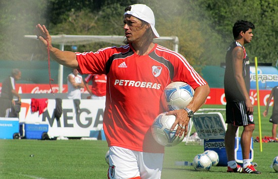 Almeyda dio indicios sobre el equipo
