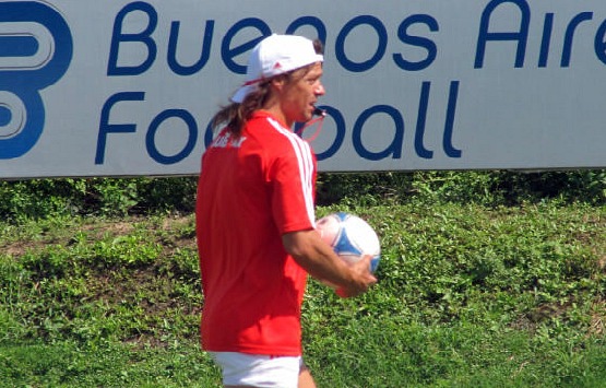 “Hay que practicar mucho tiempo para jugar con línea de tres”