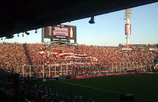 Liniers, vestido de rojo y blanco
