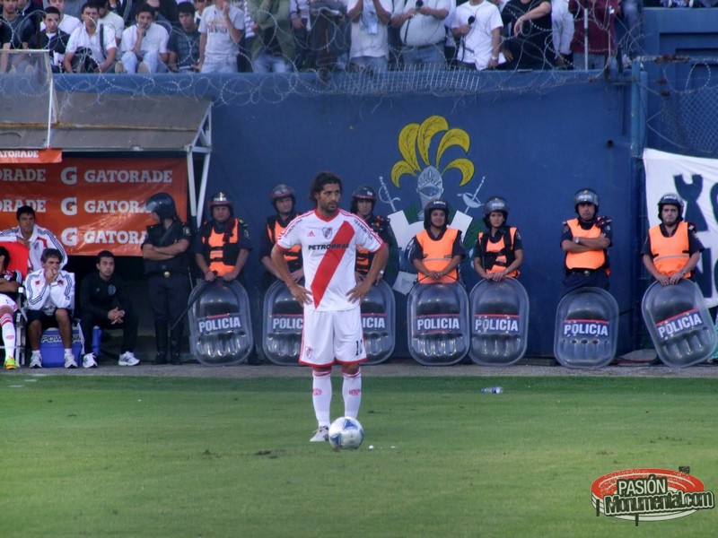 "Si me tengo que sentar en el banco por River, lo hago con los ojos cerrados"