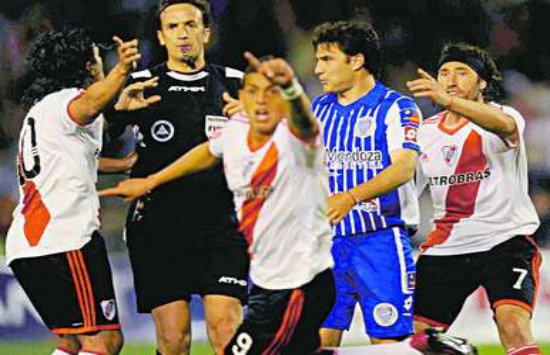 Un árbitro repudiado por los hinchas