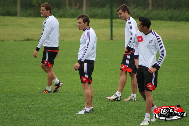 Los defensores, todos en la cancha