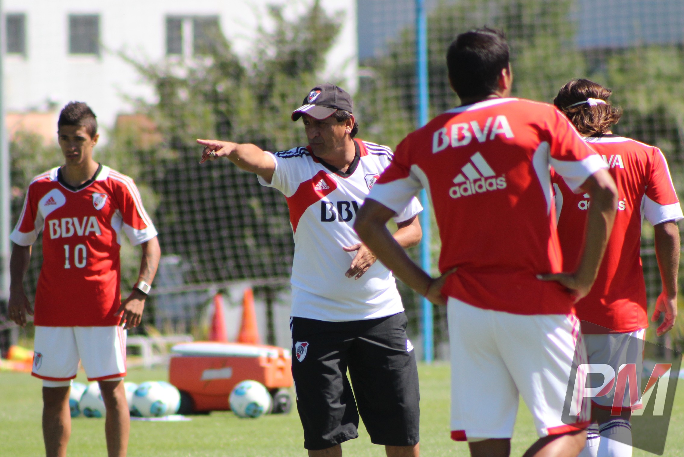 Ledesma, Lanzini y Trezeguet, con ventaja
