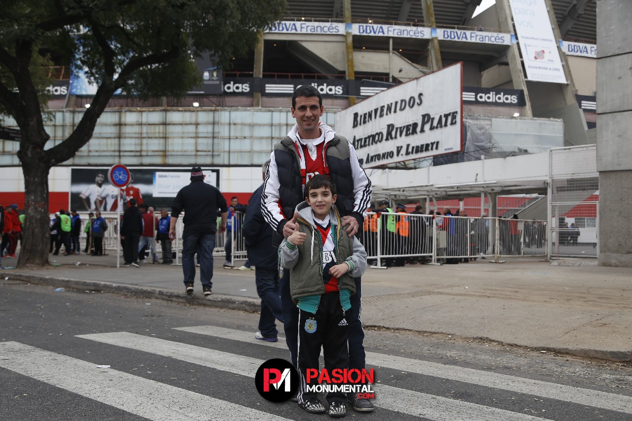 Los hinchas en el Monumental vs Colón