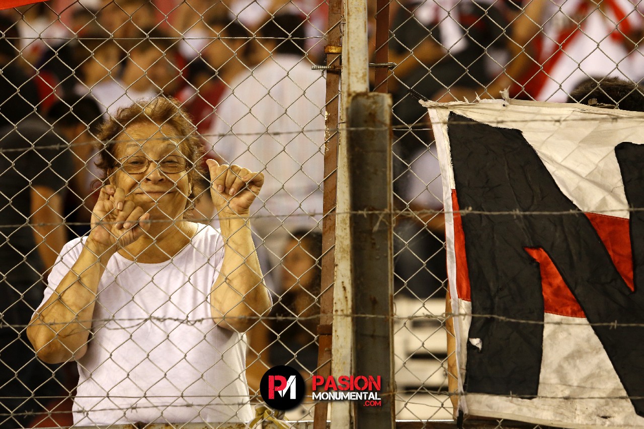 Los hinchas en el Monumental vs Independiente