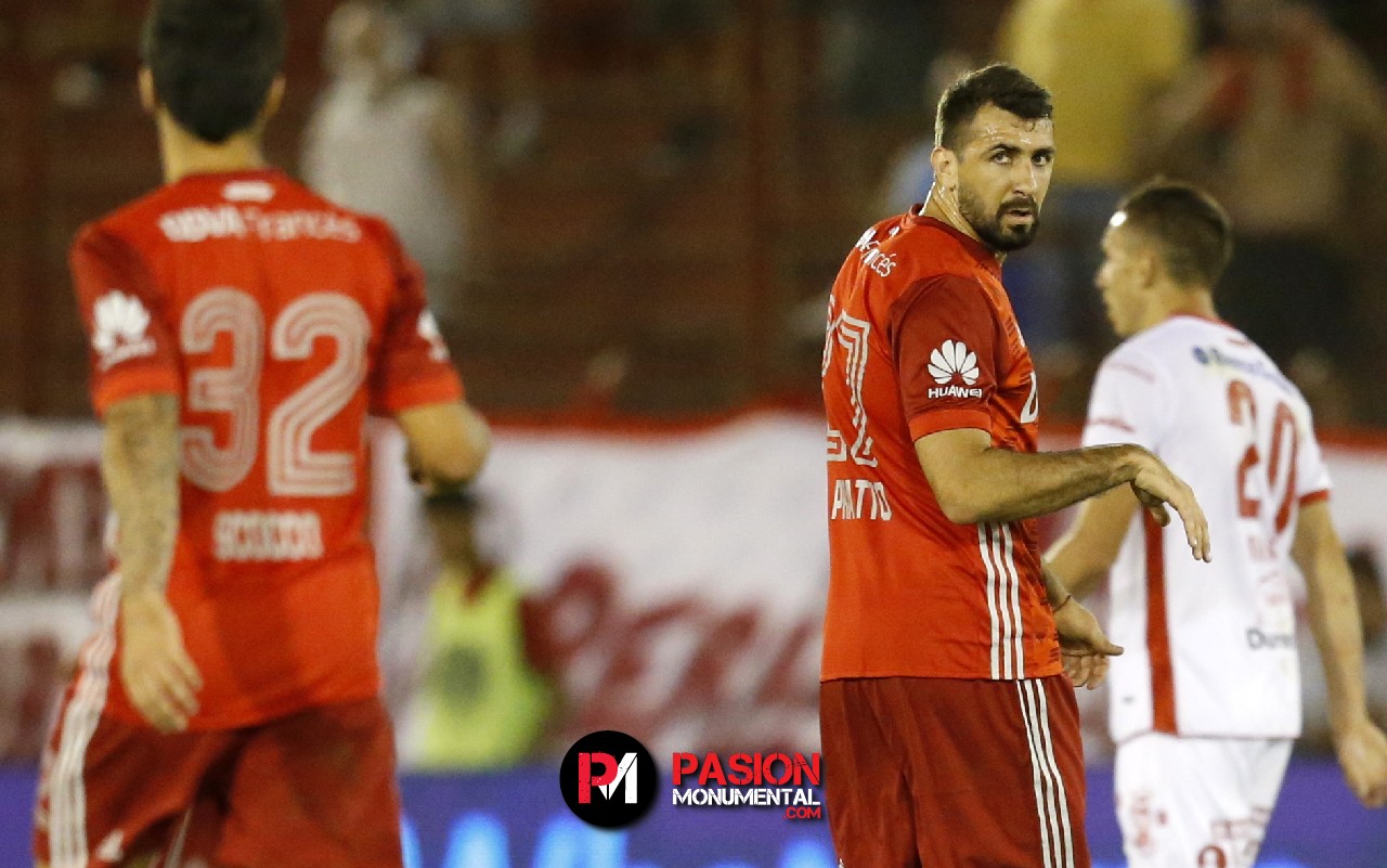 "A Scocco y Pratto les cuesta jugar juntos"