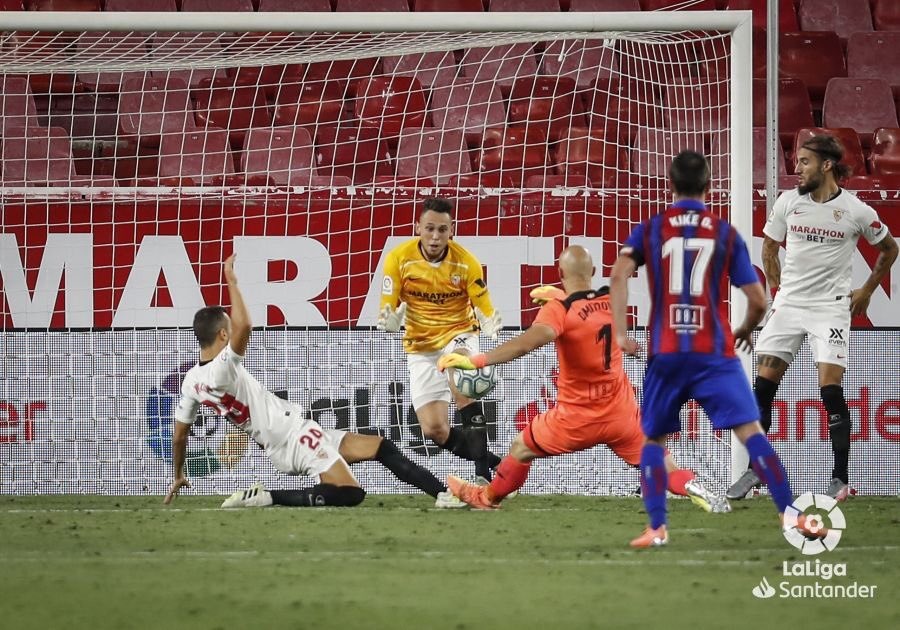 Ocampos hizo un gol y fue arquero en la victoria del Sevilla