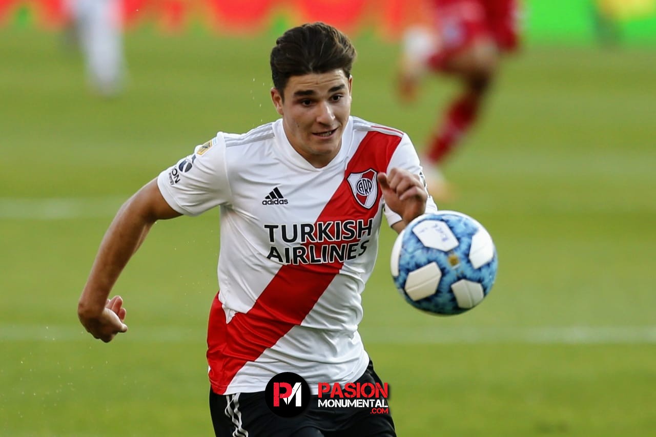 Julián Álvarez quedó fuera del banco por una lesión