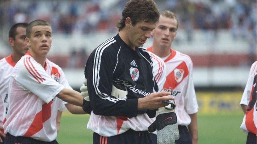 ¿Cuántas veces un jugador de campo se puso el buzo de arquero?
