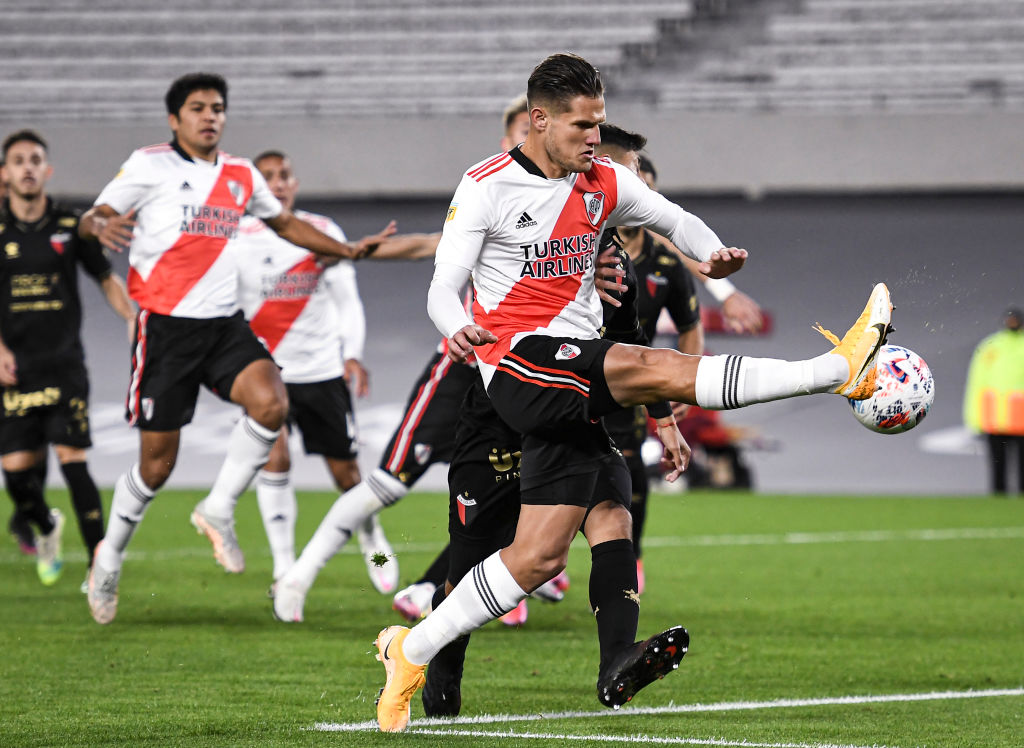Con una floja imagen, River perdió en el debut del torneo local