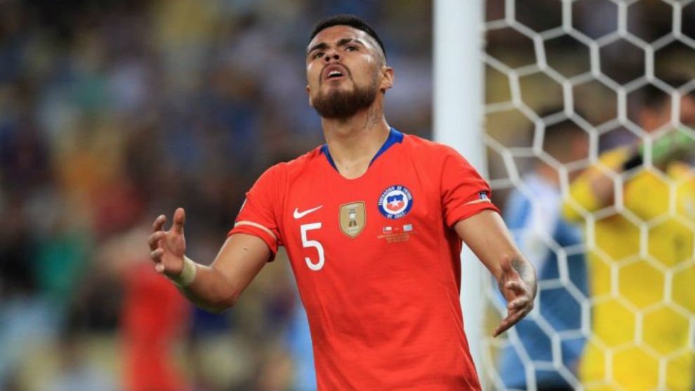 Se encendieron las alarmas: Paulo Díaz pidió el cambio en el partido con Chile