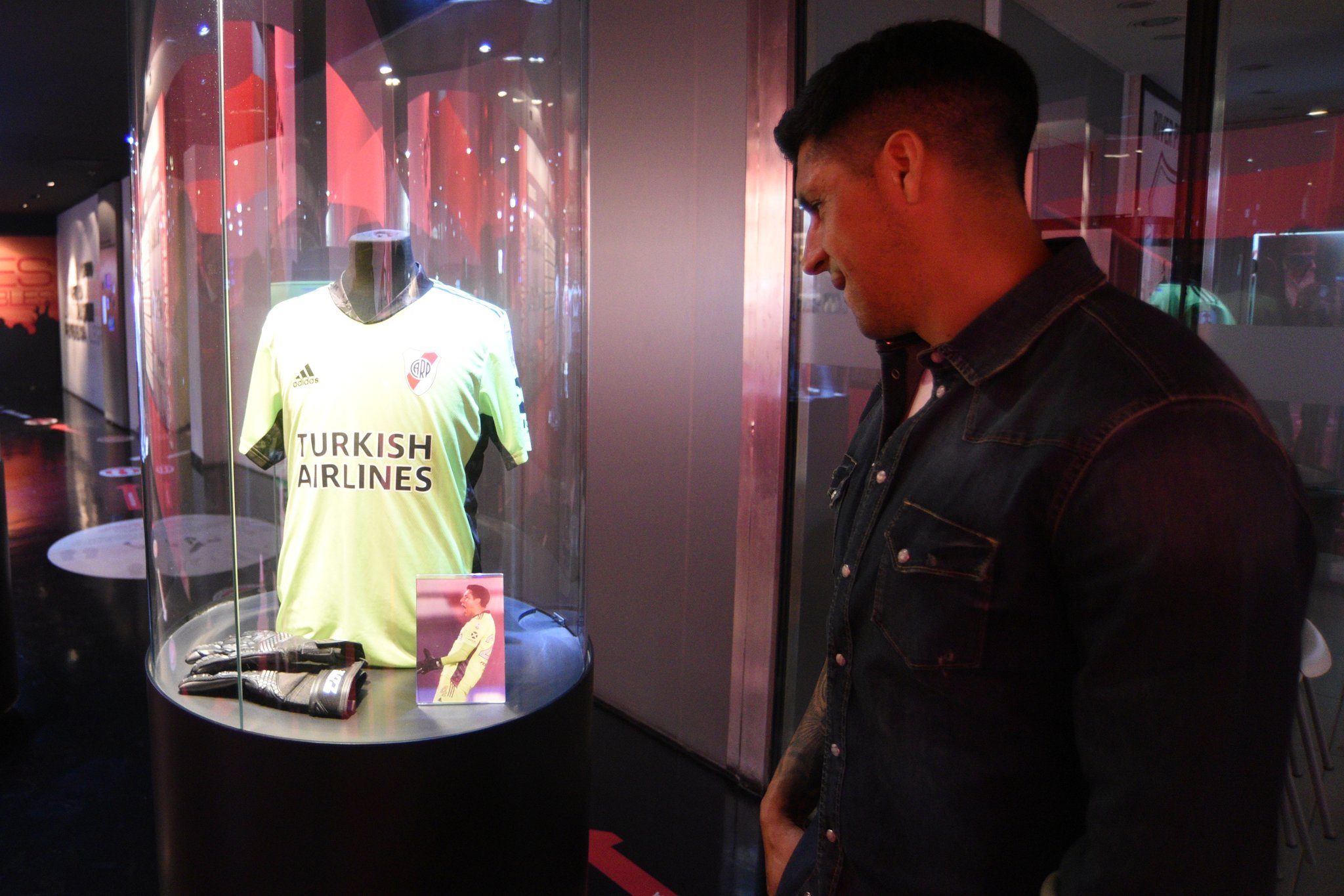 El homenaje de River a Enzo Pérez en el Museo del club