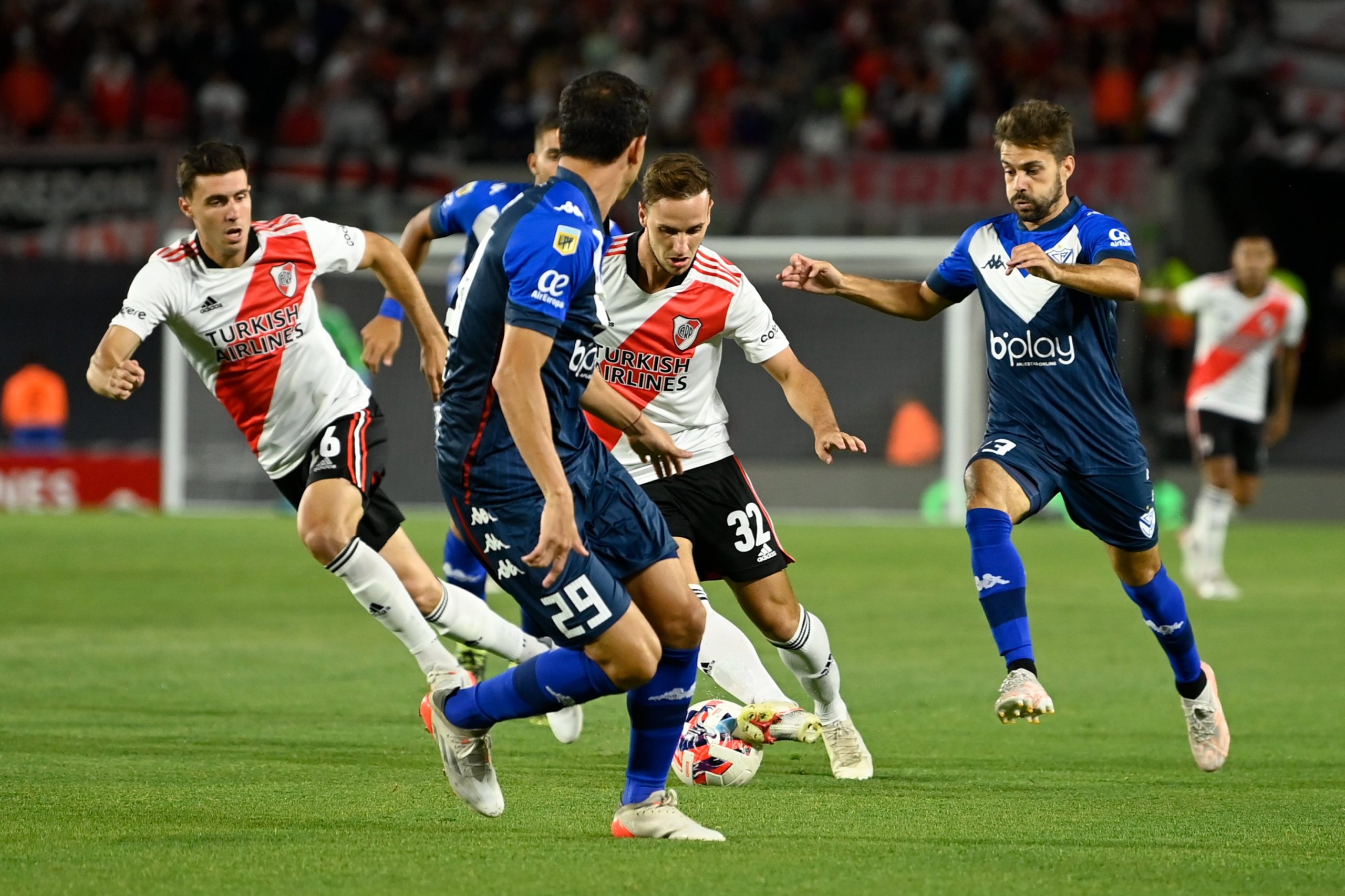Sin mucho brillo, River igualó sin goles ante Vélez