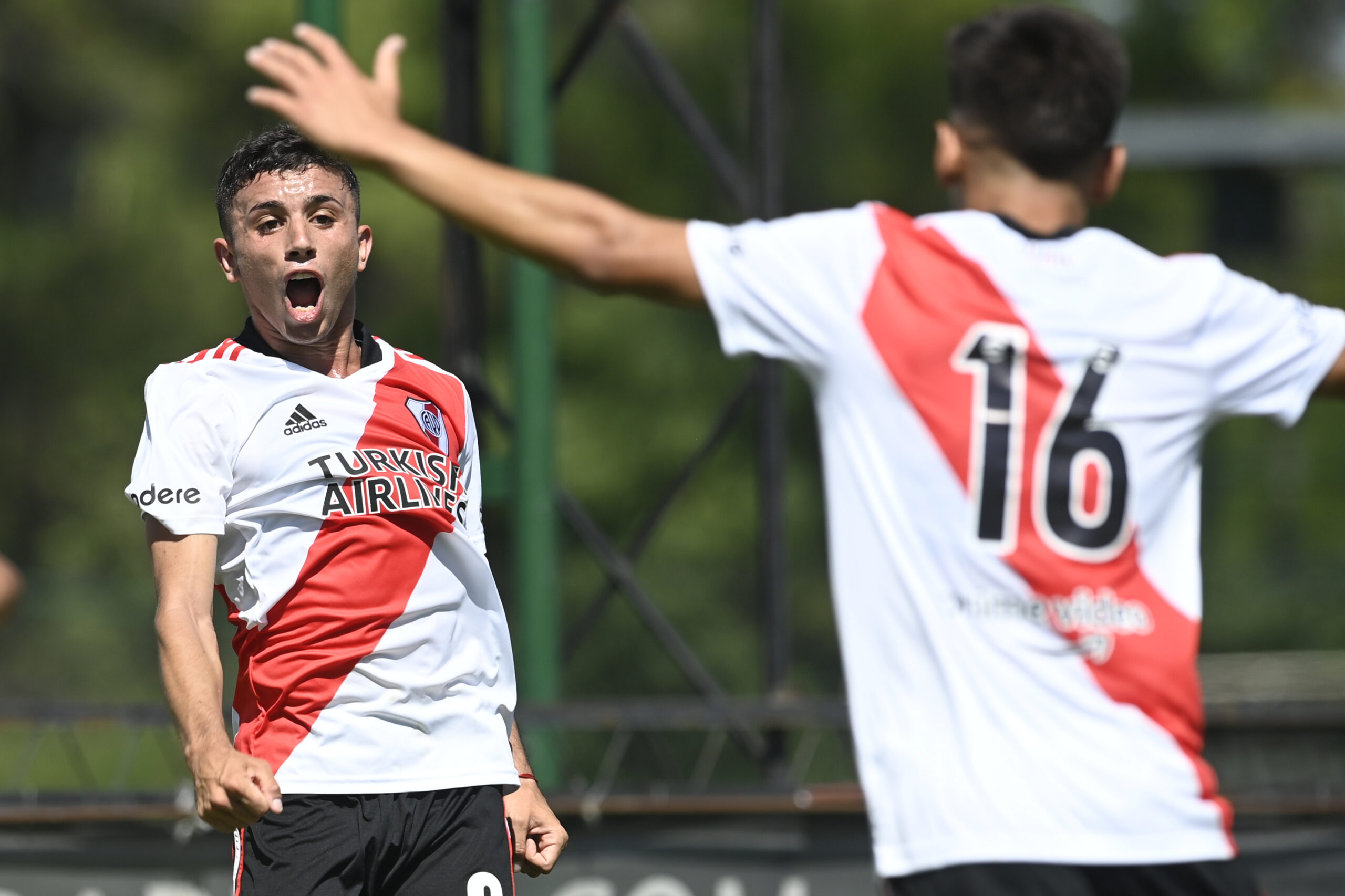 ¿Quién es Alfonso, la promesa que se entrena con el plantel profesional?