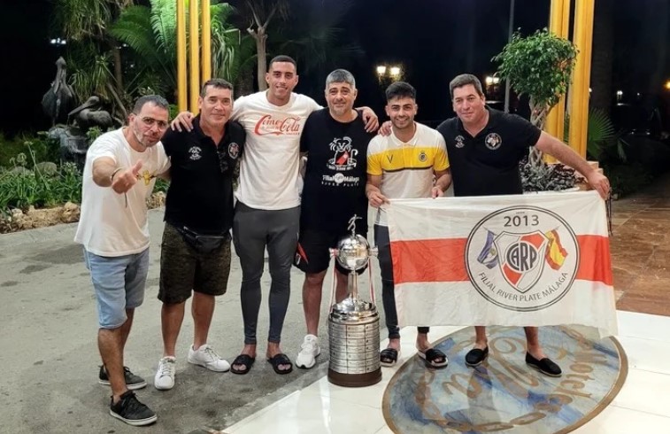 ¡Qué regalitos! Ramiro Funes Mori y el Pity Martínez fueron agasajados por la Filial de River en Málaga