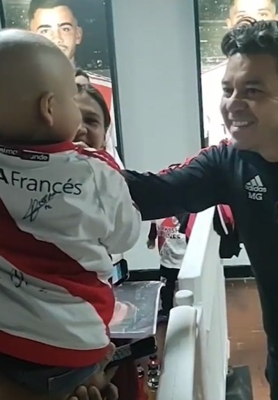¡Para aplaudir de pie! El precioso trato de Gallardo y los jugadores con un fanático de River