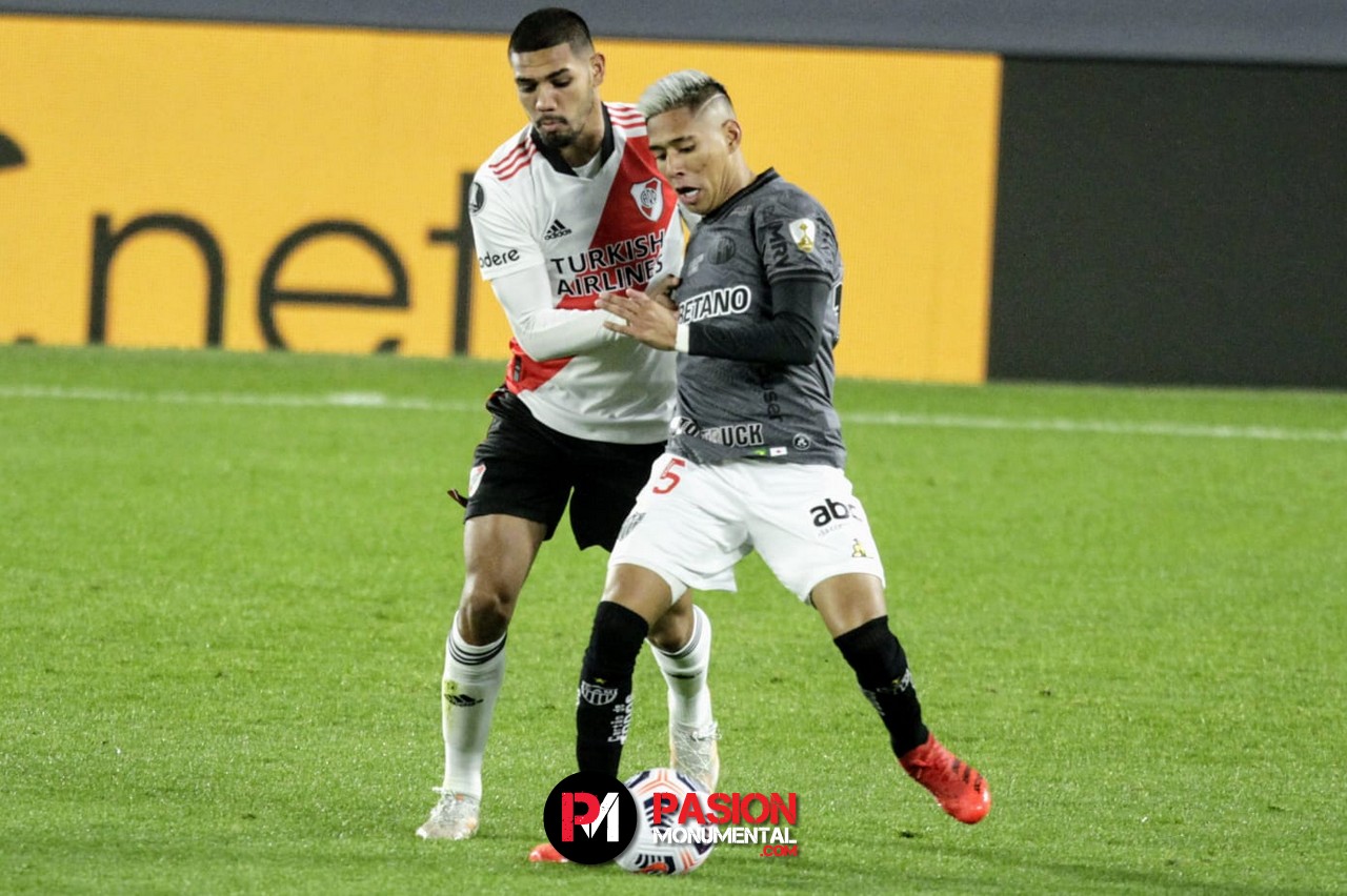 ¿Qué le pasó a Paulo Díaz? El defensor no pudo jugar ante Newell's y es duda para el partido entre semana con Arsenal