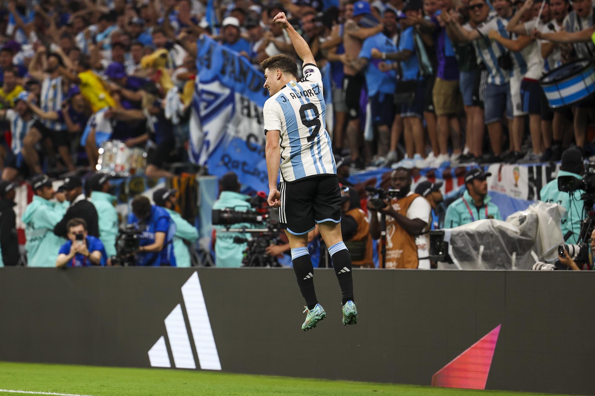 Dos estrellas mundiales elogiaron a Julián Álvarez