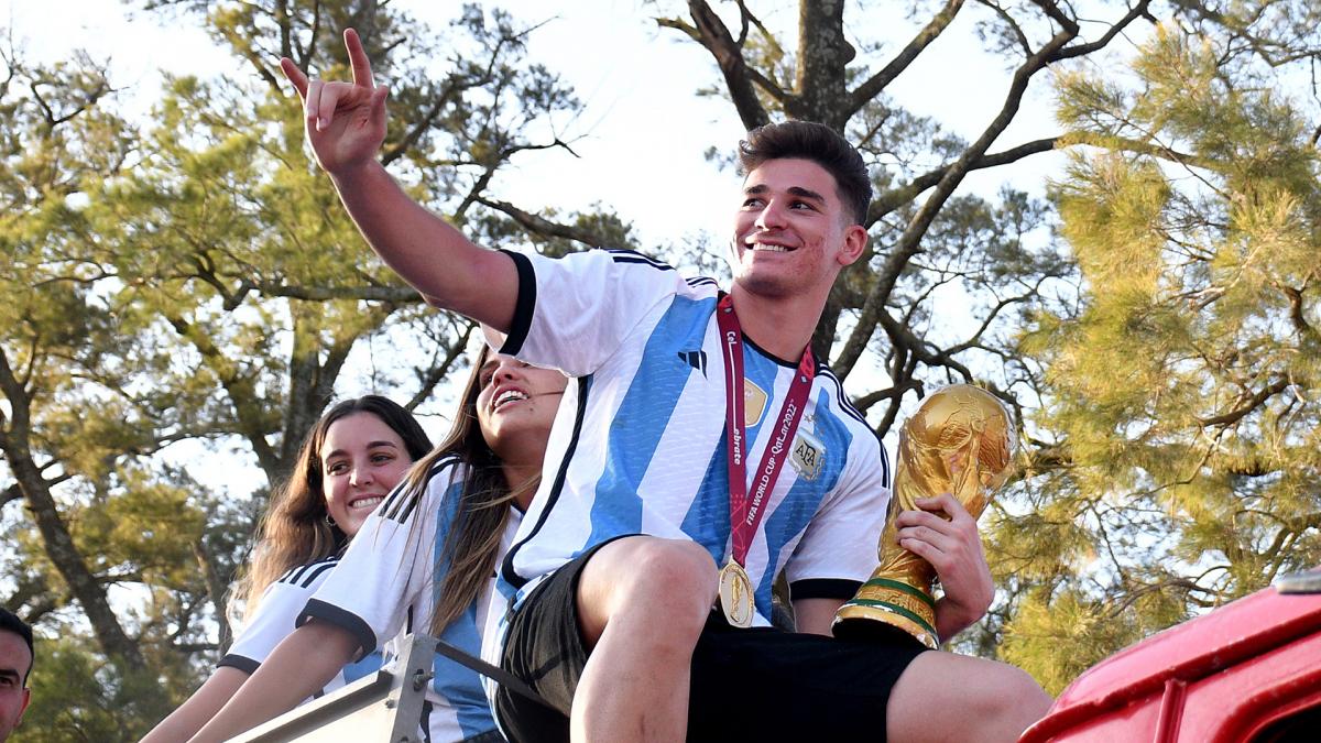 ¡Descontroló Calchín! Julián Álvarez, un tremendo homenaje y unas sentidas palabras