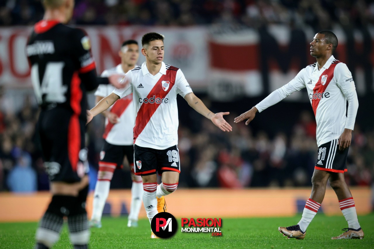 Echeverri: su debut y el respaldo de los jugadores luego de recibir una dura patada