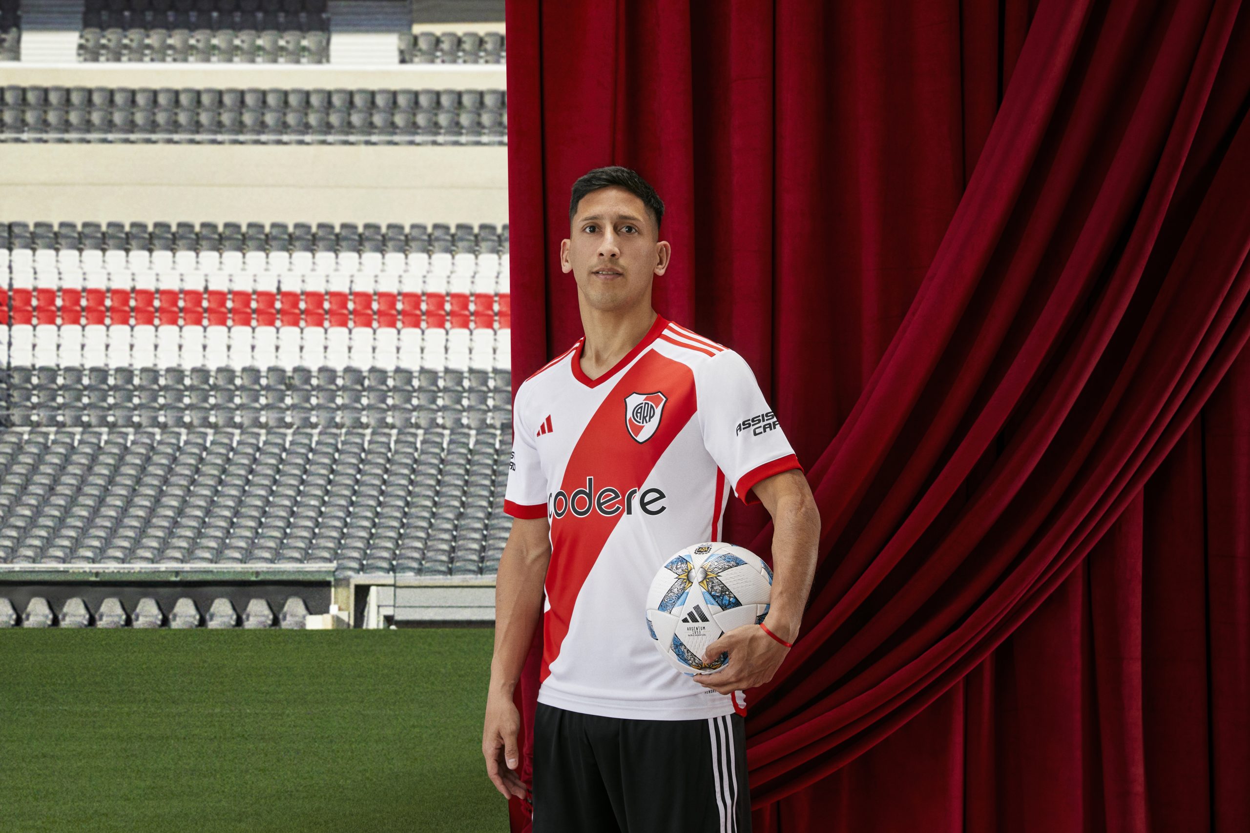 ¡La nueva piel del Más Grande! River presentó de manera oficial su nuevo Manto Sagrado titular