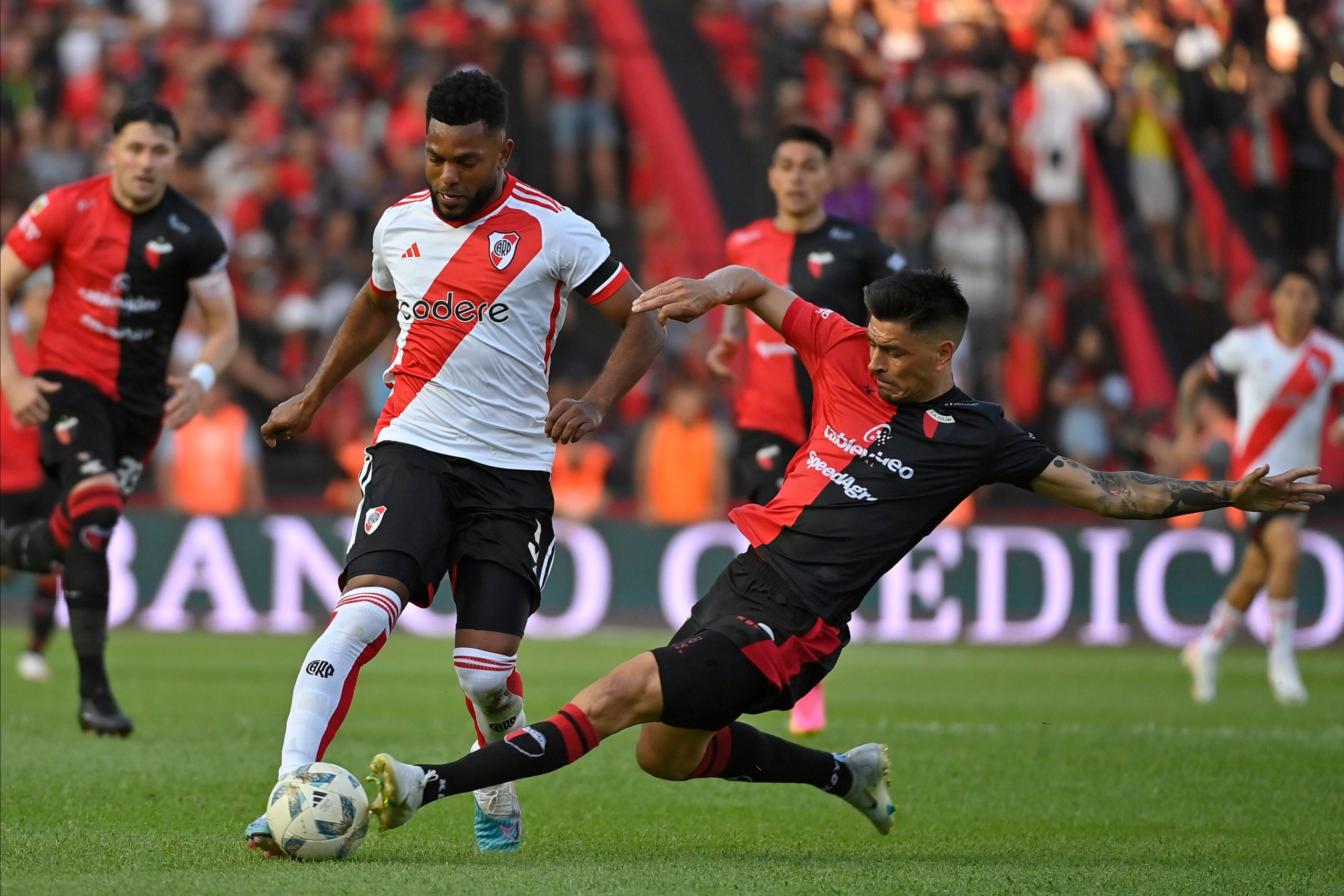 Miguel Borja analizó el empate y criticó a los jugadores de Colón: "Se quedaban mucho tiempo en el piso..."