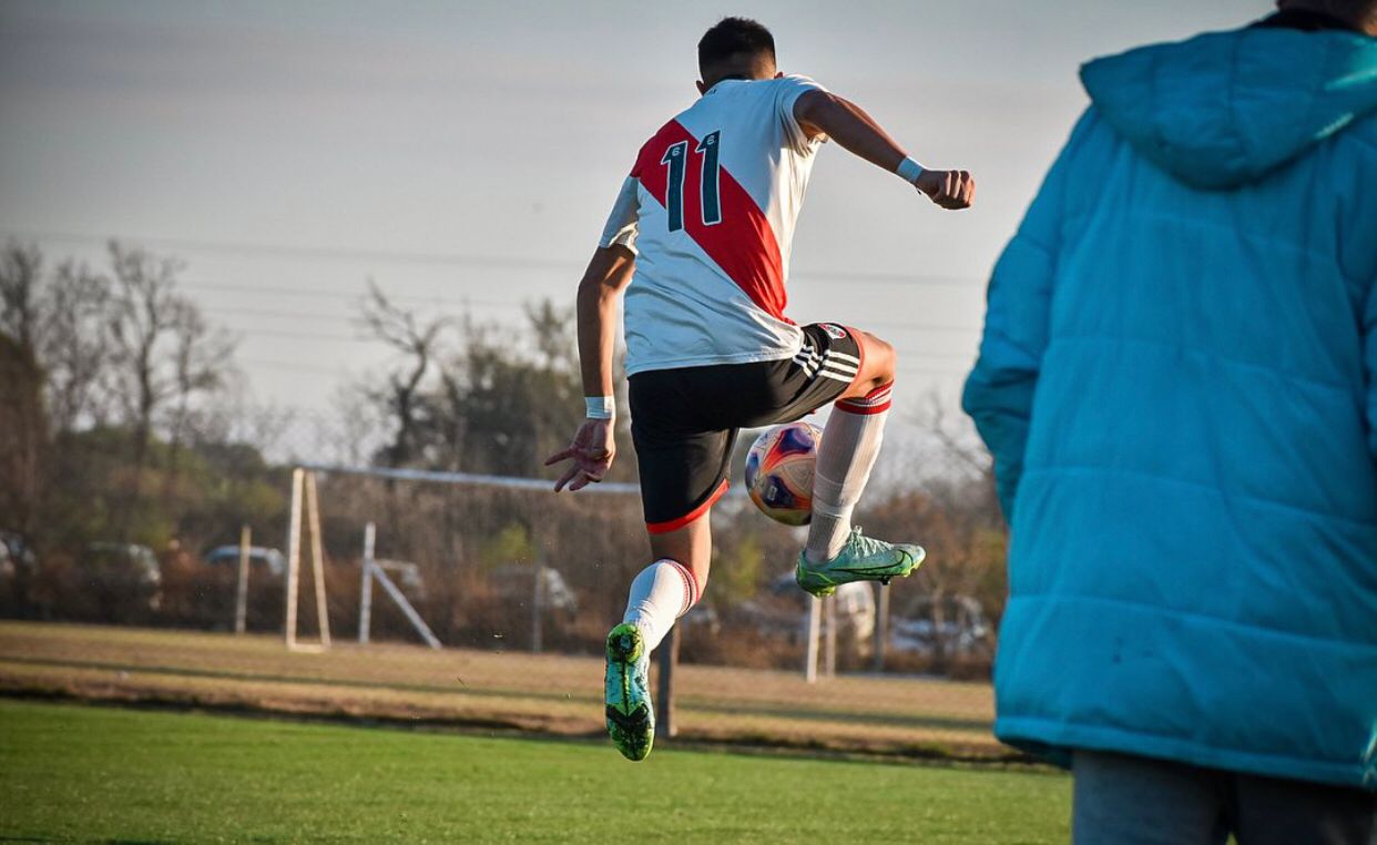 ¿Quién es Tobías Leiva? El juvenil que convirtió en su primer partido y recibió elogios de Demichelis