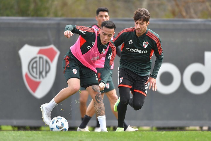 Talo Colletta marcando a Esequiel Barco, con la atenta mirada del capitán, Enzo Pérez, en el fondo.