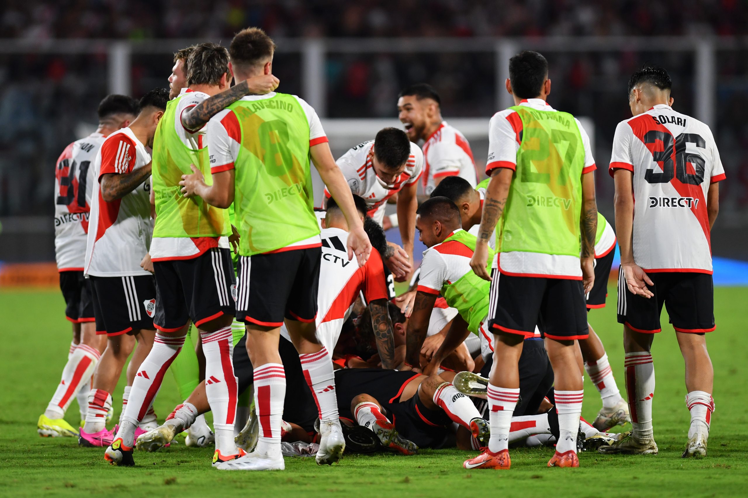CORDOBA, ARGENTINA - MARCH 13: Rodrigo Aliendro of River Plate (hidden) celebrates with teammates after scoring the team's second goal during the Supercopa Argentina 2024 match between River Plate and Estudiantes de la Plata at Mario Alberto Kempes Stadium on March 13, 2024 in Cordoba, Argentina. (Photo by Hernan Cortez/Getty Images)