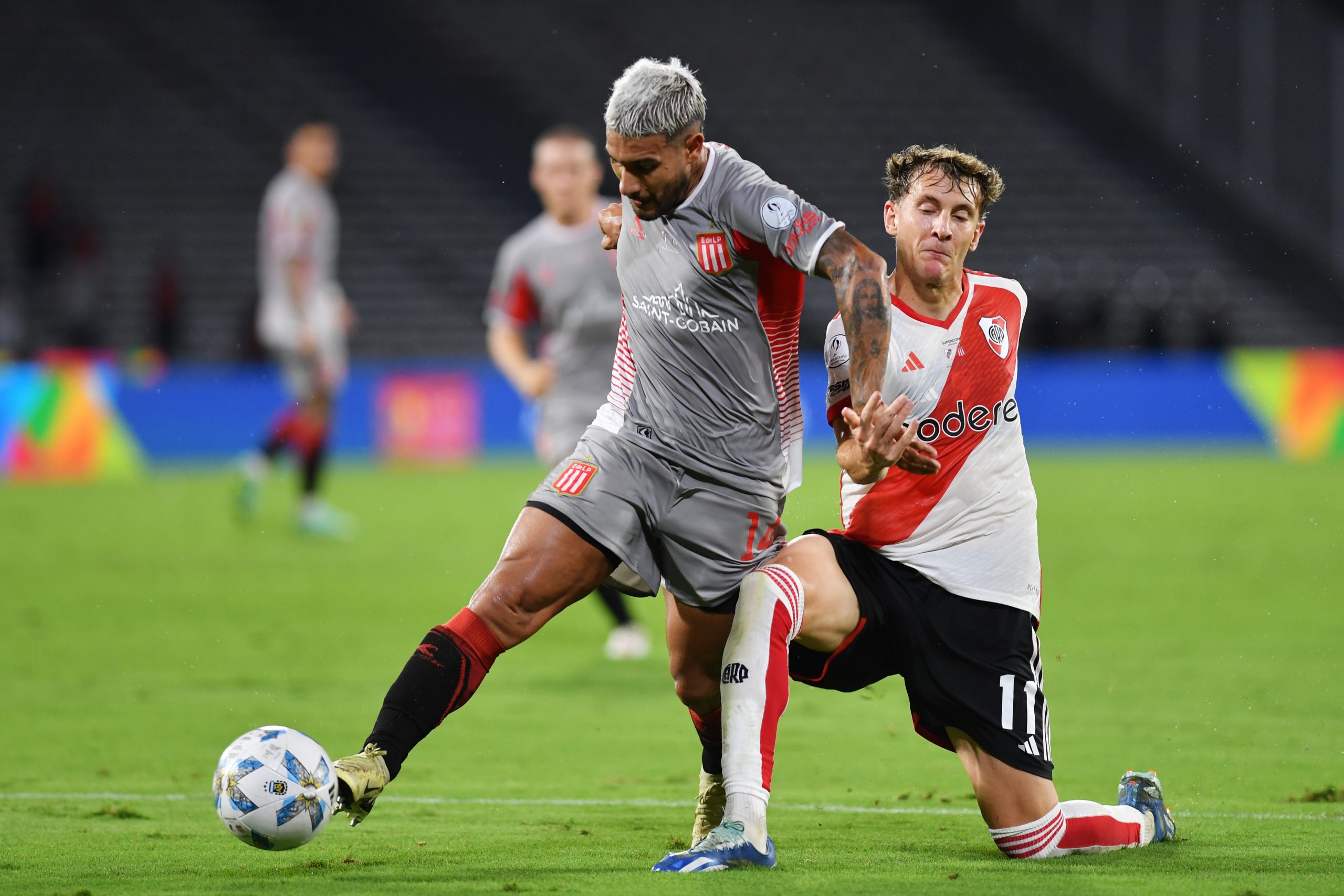 CORDOBA, ARGENTINA - MARCH 13: Eros Mancuso of Estudiantes de la Plata and Facundo Colidio of River Plate battle for the ball during the Supercopa Argentina 2024 match between River Plate and Estudiantes de la Plata at Mario Alberto Kempes Stadium on March 13, 2024 in Cordoba, Argentina. (Photo by Hernan Cortez/Getty Images)
