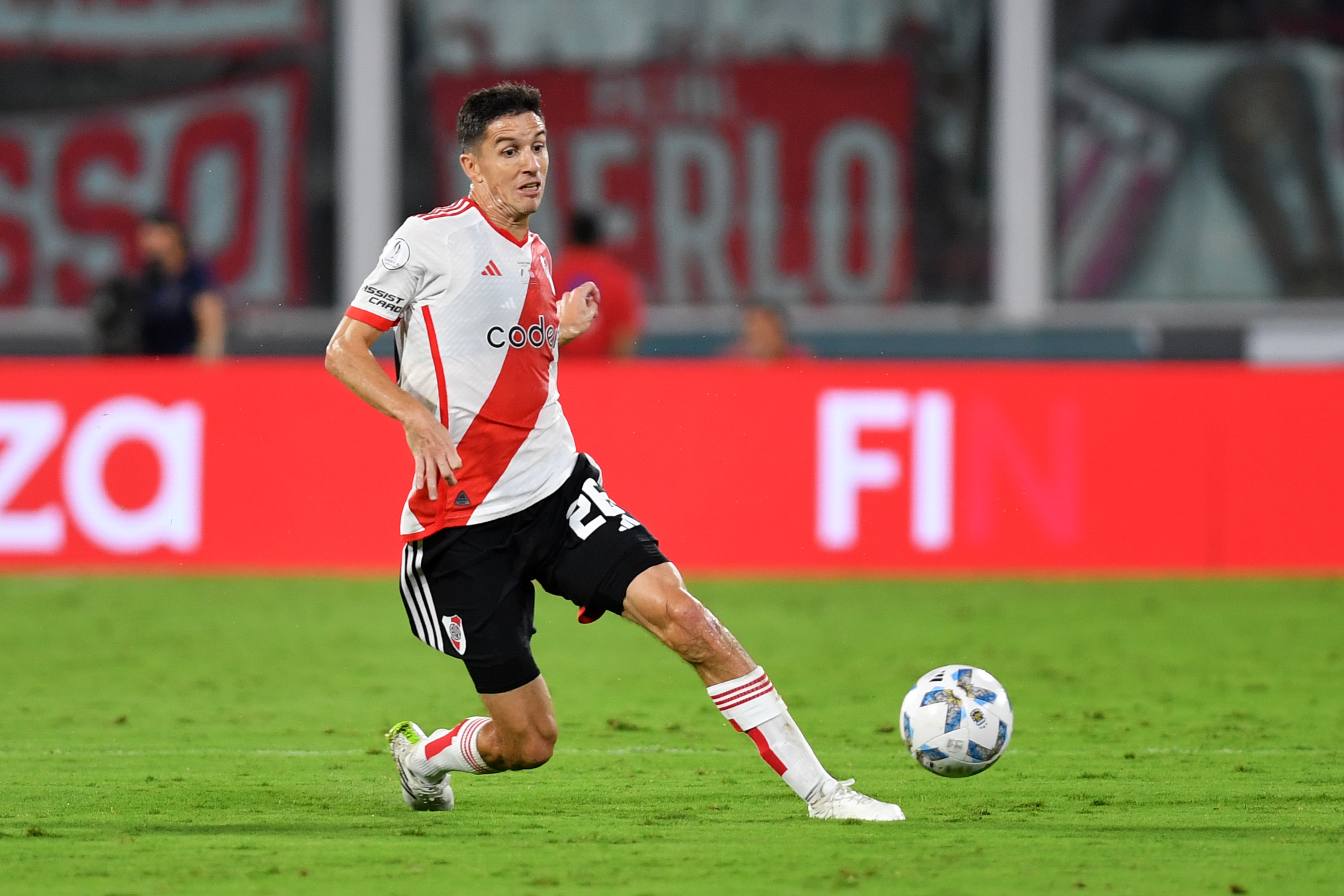 CORDOBA, ARGENTINA - MARCH 13: Ignacio Fernandez of River Plate controls the ball during the Supercopa Argentina 2024 match between River Plate and Estudiantes de la Plata at Mario Alberto Kempes Stadium on March 13, 2024 in Cordoba, Argentina. (Photo by Hernan Cortez/Getty Images)