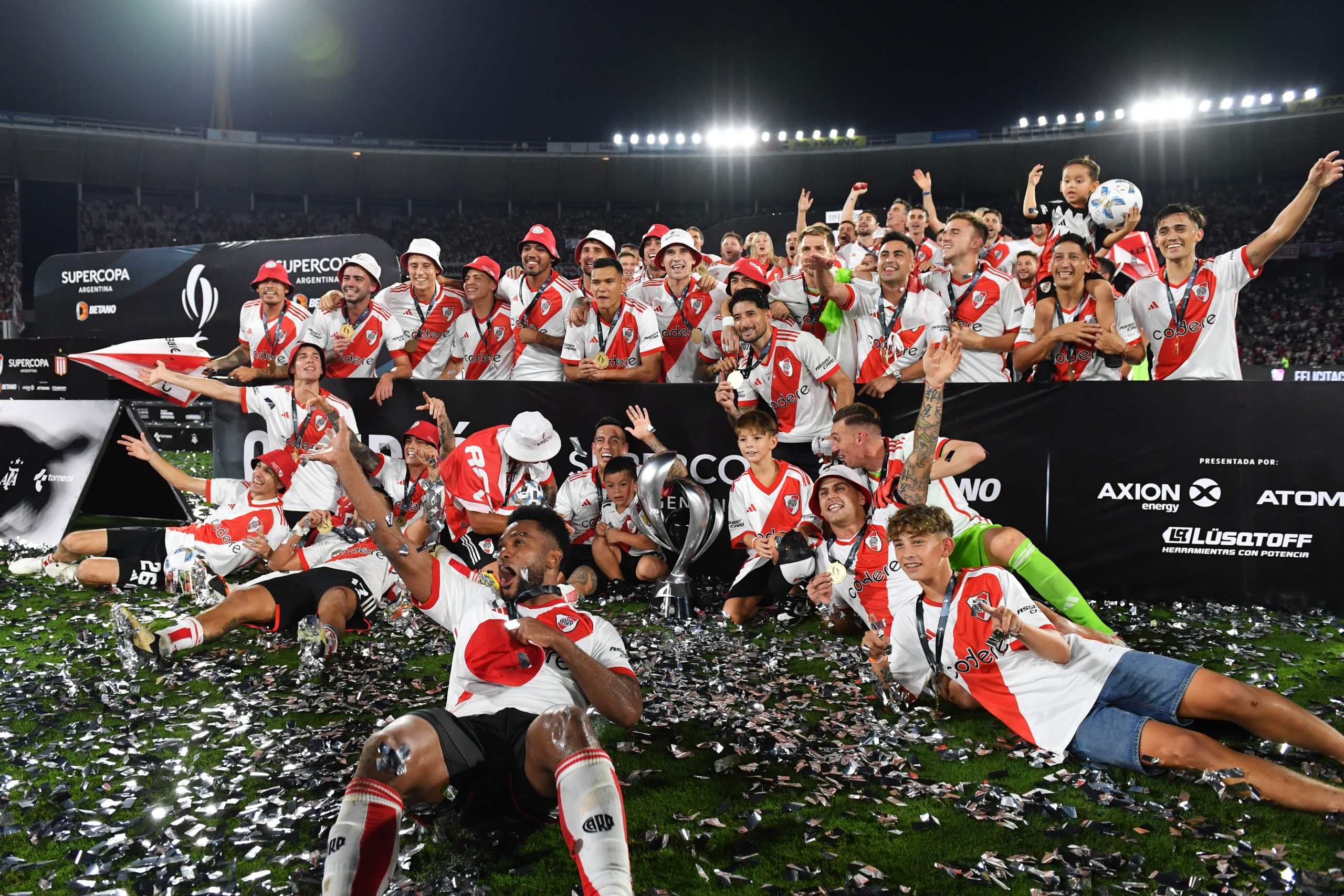 CORDOBA, ARGENTINA - MARCH 13: Miguel Borja of River Plate celebrates with teammates after winning the Supercopa Argentina 2024 match between River Plate and Estudiantes de la Plata at Mario Alberto Kempes Stadium on March 13, 2024 in Cordoba, Argentina. (Photo by Hernan Cortez/Getty Images)