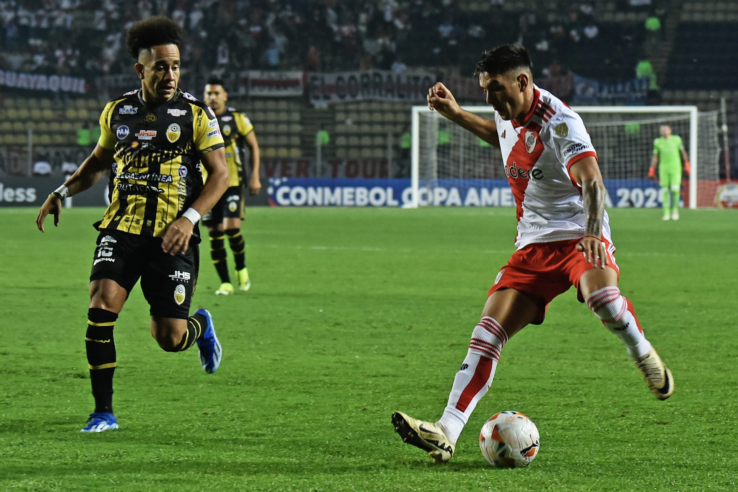 Tachira's forward Jesus Hernandez (L) and River Plate's defender Enzo Diaz fight for the ball during the Copa Libertadores group stage first leg football match between Venezuela's Deportivo Tachira and Argentina's River Plate at the Polideportivo de Pueblo Nuevo Stadium in San Cristobal, Venezuela, on April 2, 2024. (Photo by Schneyder Mendoza / AFP) (Photo by SCHNEYDER MENDOZA/AFP via Getty Images)