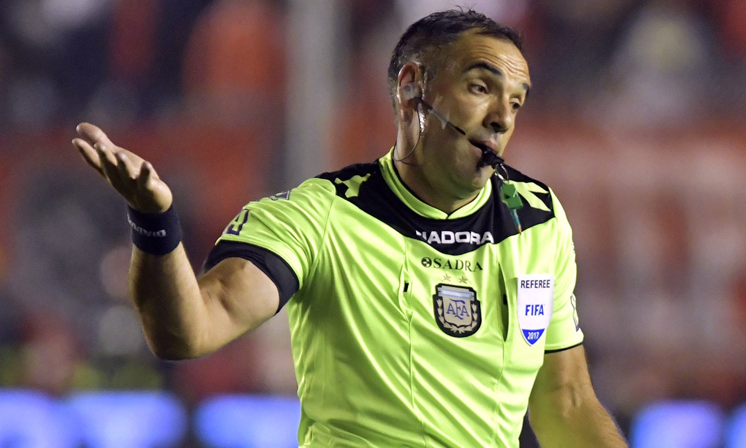 BUENOS AIRES, ARGENTINA - NOVEMBER 18: Referee Silvio Trucco in action during a match between Independiente and River Plate as part of the Superliga 2017/18 at Libertadores de America Stadium on November 18, 2017 in Buenos Aires, Argentina. (Photo by Amilcar Orfali/Getty Images)