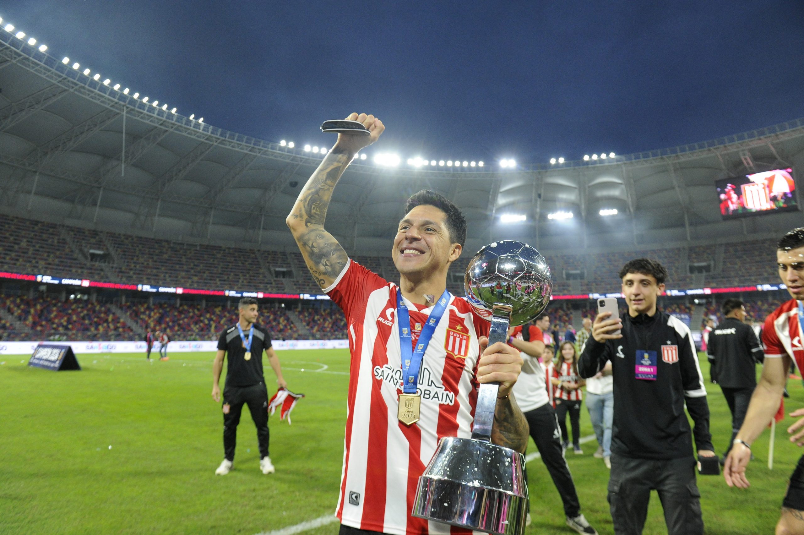 Estudiantes' midfielder Enzo Perez celebrates with the trophy after defeating Velez Sarsfield during the Argentine Professional Football League Cup final match between Velez Sarsfield and Estudiantes de La Plata at the Madre de Ciudades stadium in Santiago del Estero, Argentina, on May 5, 2024. (Photo by Eduardo RAPETTI / AFP) (Photo by EDUARDO RAPETTI/AFP via Getty Images)
