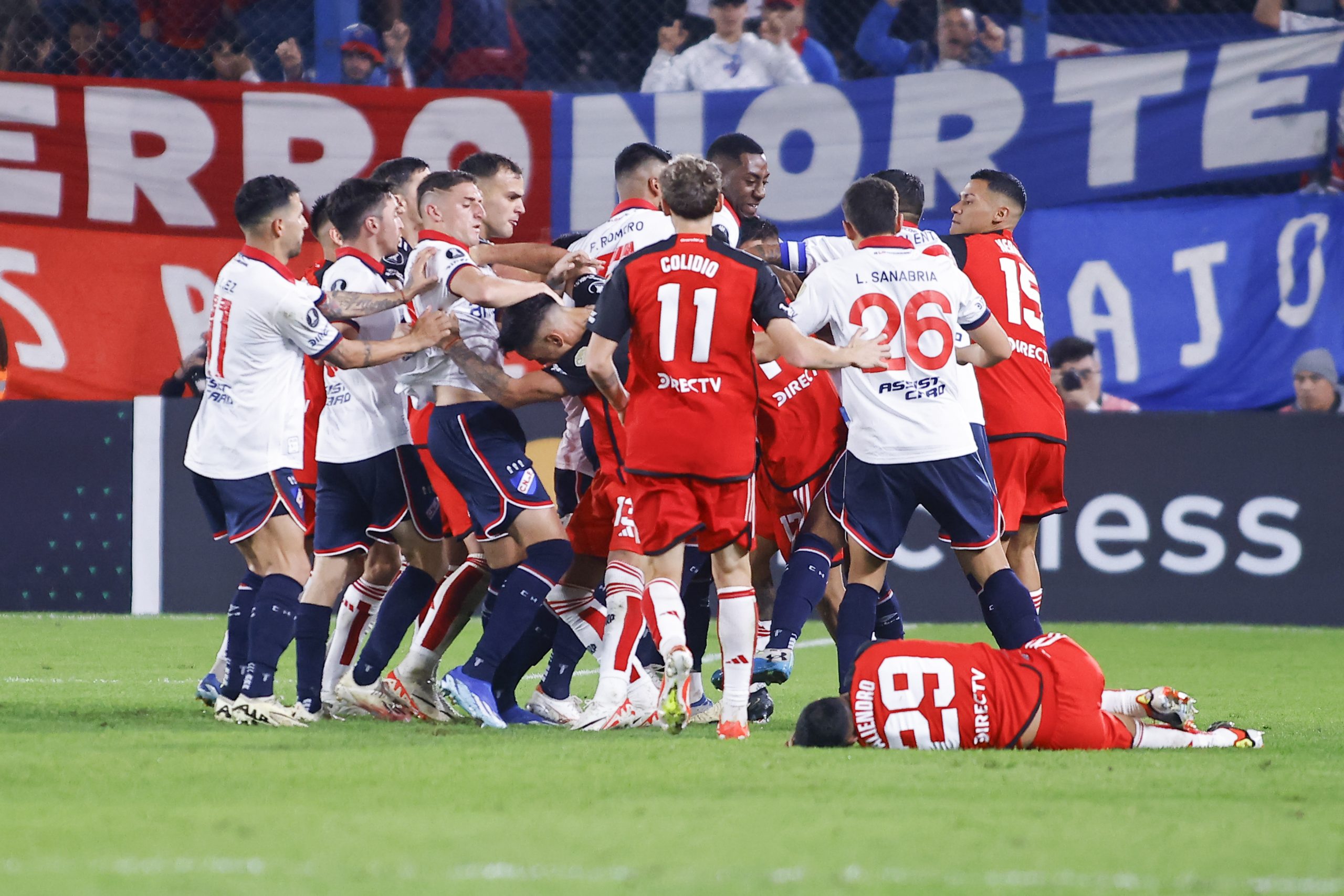 MONTEVIDEO, URUGUAY - MAY 07: Players of Nacional and River Plate fight during a Copa CONMEBOL Libertadores 2024 Group H match between River Plate and Nacional at Gran Parque Central on May 07, 2024 in Montevideo, Uruguay. (Photo by Ernesto Ryan/Getty Images)