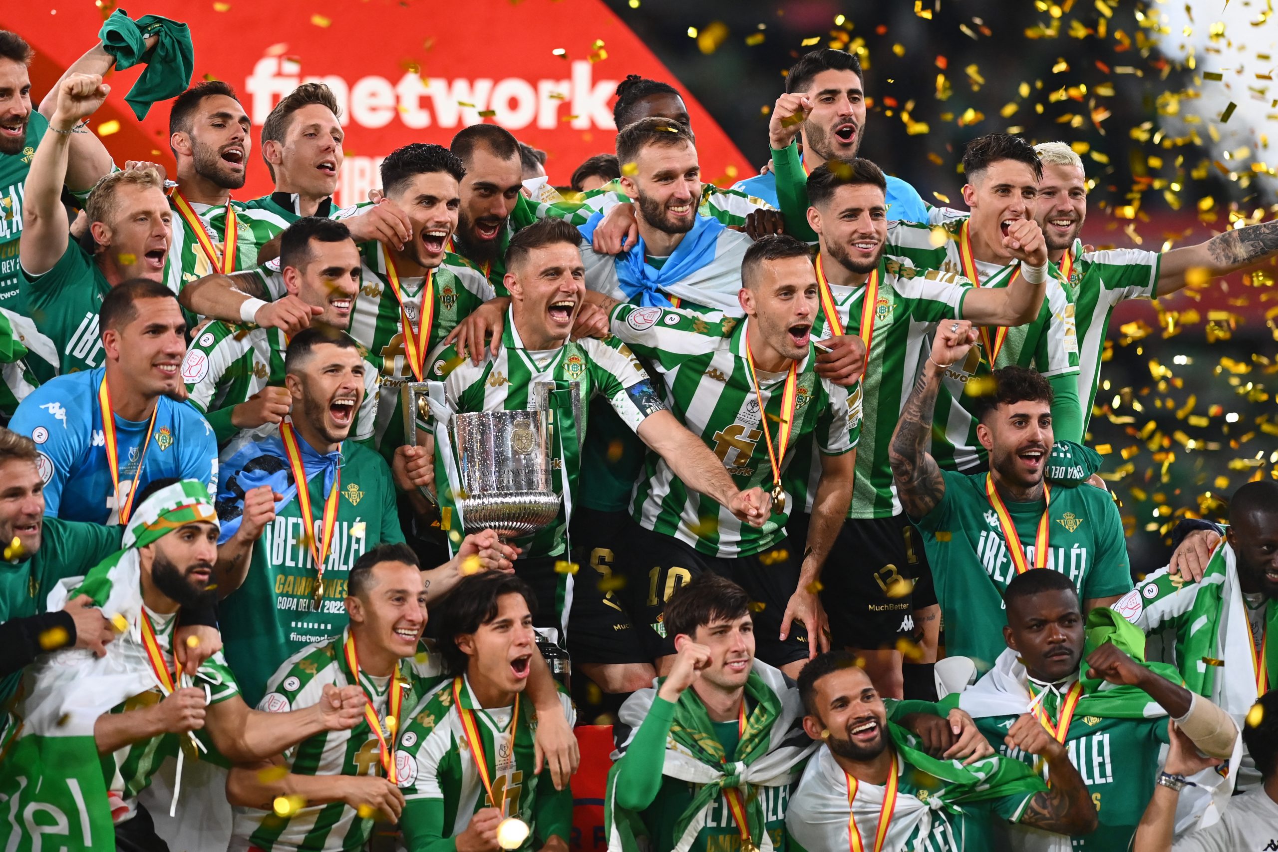 TOPSHOT - Real Betis' players celebrate their victory after winning the Spanish Copa del Rey (King's Cup) final football match between Real Betis and Valencia CF at La Cartuja Stadium in Seville, on April 23, 2022. (Photo by JORGE GUERRERO / AFP) (Photo by JORGE GUERRERO/AFP via Getty Images)