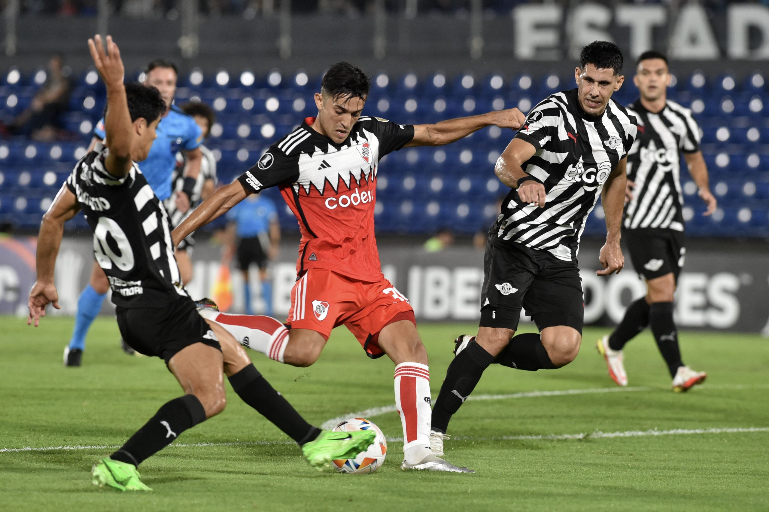 River Plate's forward Pablo Solari (C) and Libertad's forward Lorenzo Melgarejo (L) fight for the ball during the Copa Libertadores group stage first leg football match between Paraguay's Libertad and Argentina's River Plate at the Defensores del Chaco Stadium in Asuncion on April 24, 2024. (Photo by NORBERTO DUARTE / AFP) (Photo by NORBERTO DUARTE/AFP via Getty Images)