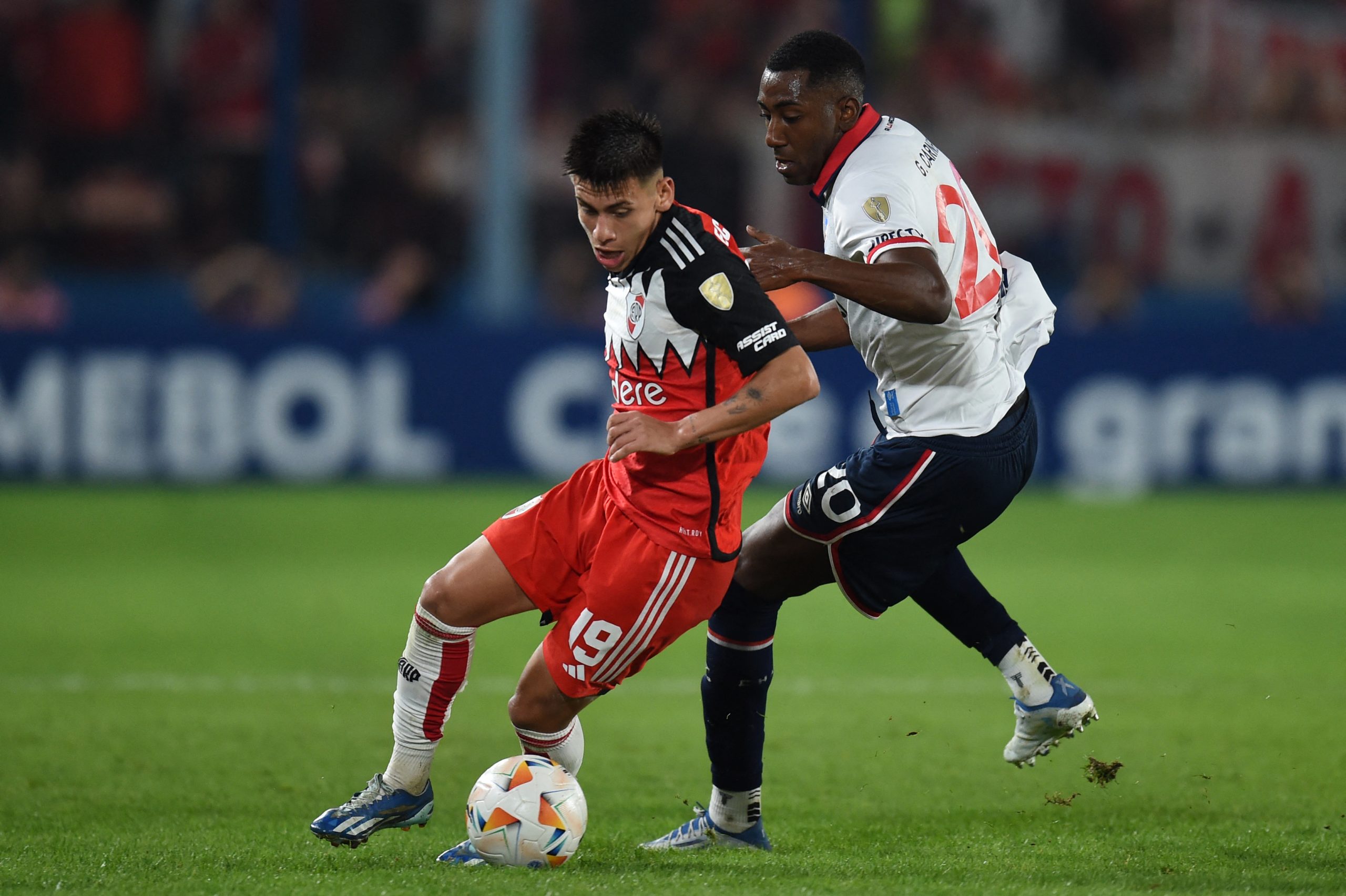 River Plate's forward Claudio Echeverri (Photo by DANTE FERNANDEZ/AFP via Getty Images)