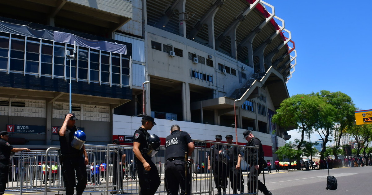 El hincha que abrazó a Armani rompió el silencio luego de haber sufrido derecho de admisión