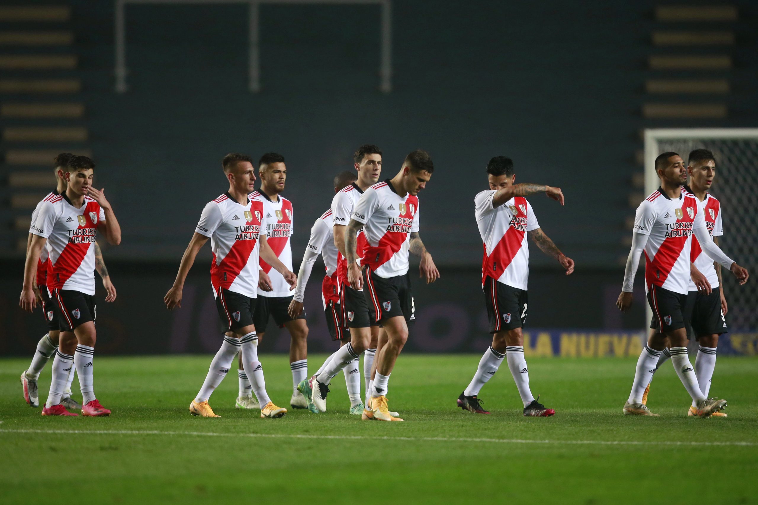 LA PLATA, ARGENTINA - AUGUST 04: Bruno Zuculini of River Plate (C) and teammates react in a penalty shooutout after a round of sixteen match of Copa Argentina 2021 between Boca Juniors and River Plate at Estadio Ciudad de La Plata on August 04, 2021 in La Plata, Argentina. (Photo by Demian Alday-Pool/Getty Images)
