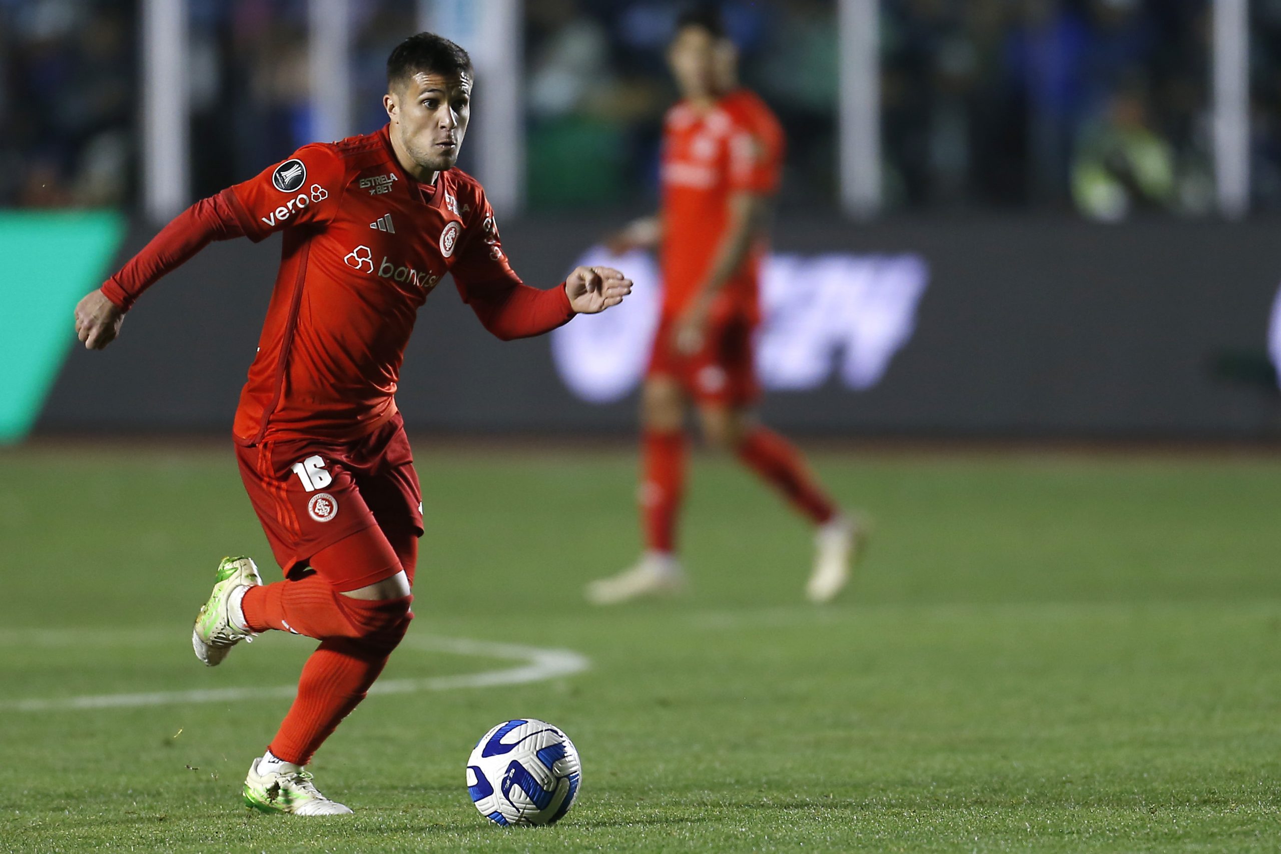 LA PAZ, BOLIVIA - AUGUST 22: Fabricio Bustos of Internacional controls the ball during a Copa CONMEBOL Libertadores 2023 quarterfinal first leg match between Bolivar and Internacional at Hernando Siles Stadium on August 22, 2023 in La Paz, Bolivia. (Photo by Gaston Brito Miserocchi/Getty Images)