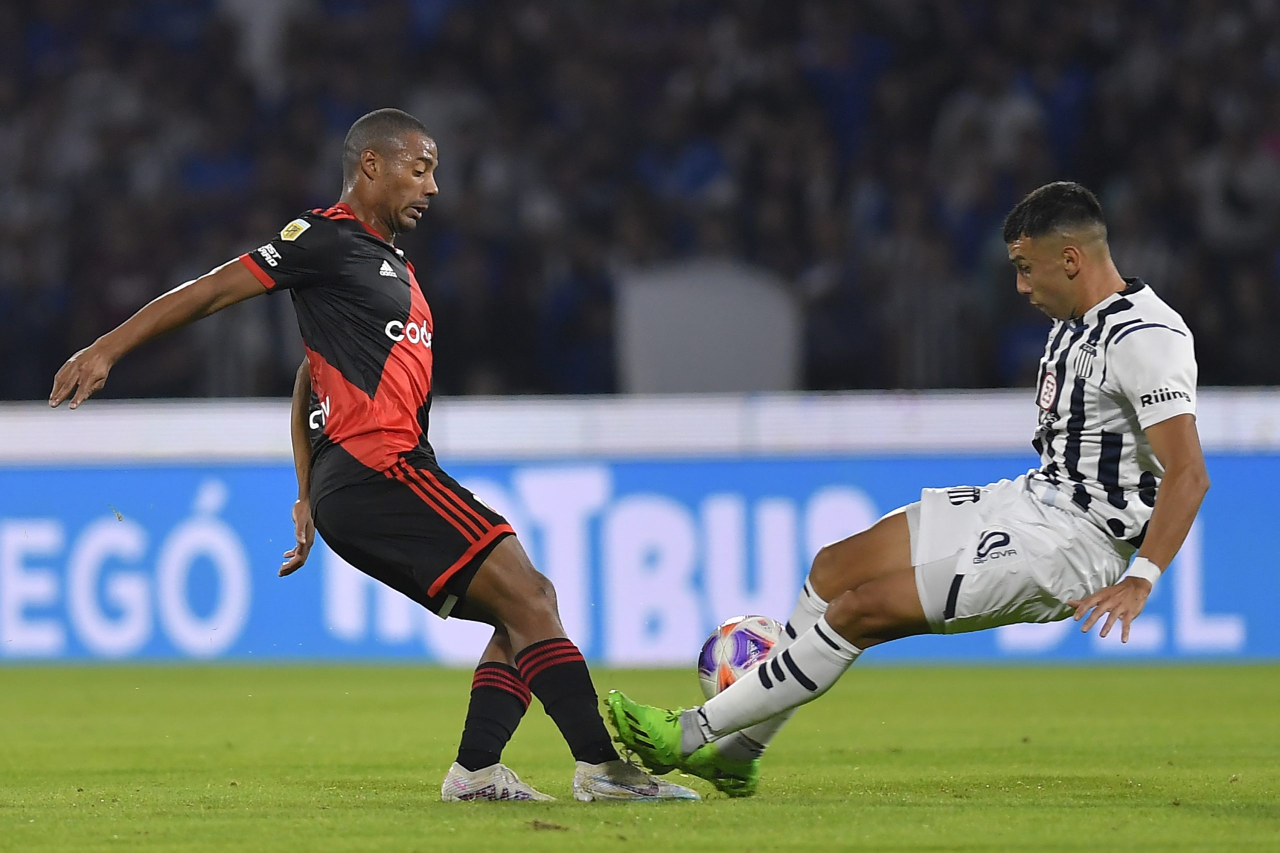 CORDOBA, ARGENTINA - MAY 14: Nicolás de la Cruz of River Plate fights for the ball with Nahuel Bustos of Talleres during a match of Liga Profesional 2023 between Talleres and River Plate at Mario Alberto Kempes Stadium on May 14, 2023 in Cordoba, Argentina. (Photo by Hernan Cortez/Getty Images)