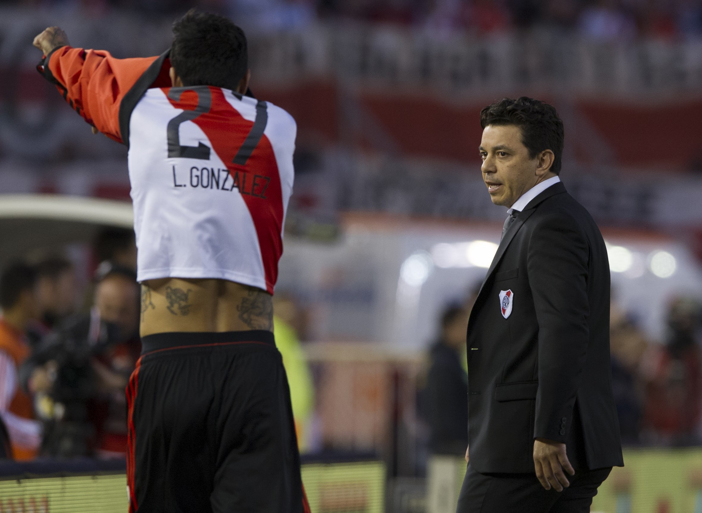River Plate's team coach Marcelo Gallardo (R) chats wit River Plate's midfielder Luis Gonzalez during their Argentina First Division football match at the Monumental stadium, in Buenos Aires, on September 13, 2015. AFP PHOTO / ALEJANDRO PAGNI (Photo credit should read ALEJANDRO PAGNI/AFP via Getty Images)