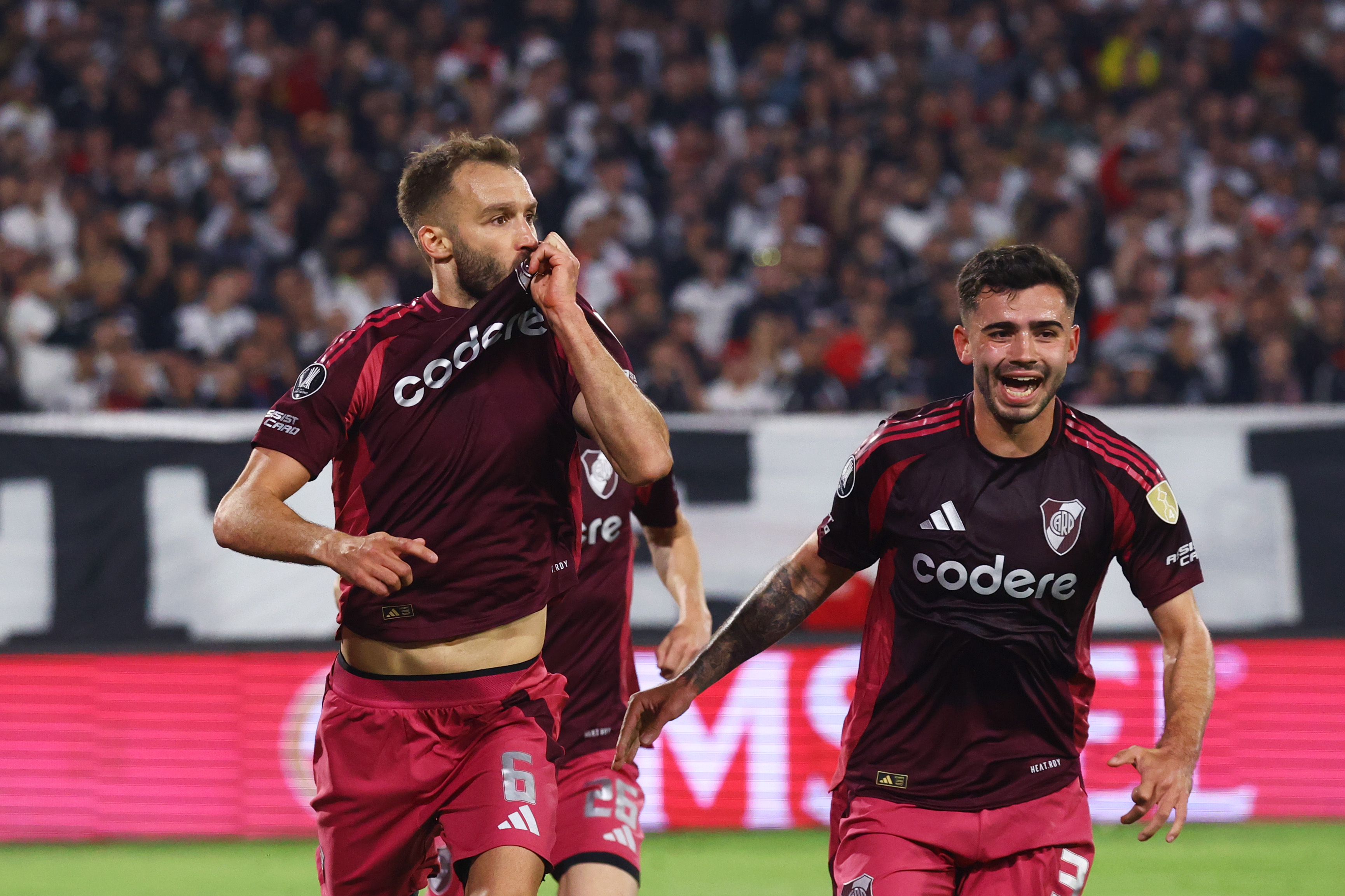 SANTIAGO, CHILE - SEPTEMBER 17: Germán Pezzella of River Plate celebrates after scoring the team's first goal during the Copa CONMEBOL Libertadores 2024 Quarterfinal match between Colo Colo and River Plate at Estadio Monumental David Arellano on September 17, 2024 in Santiago, Chile. (Photo by Marcelo Hernandez/Getty Images)